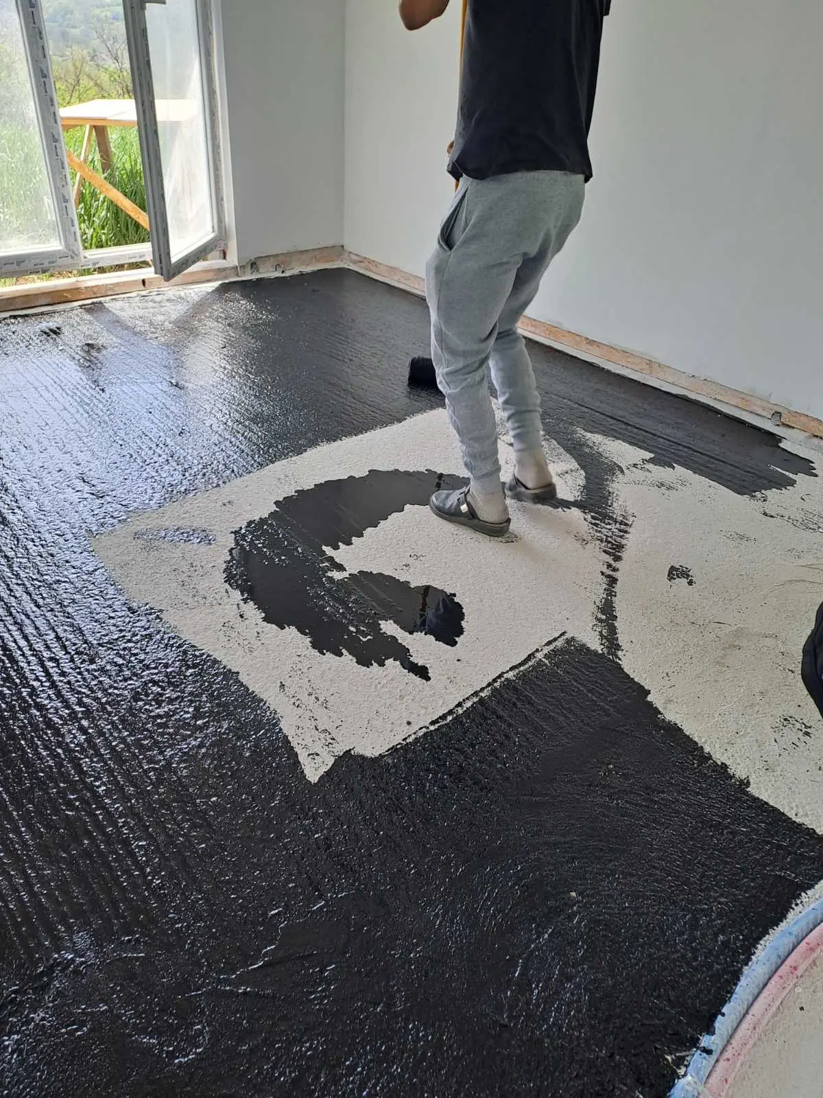 Cementna košuljica na gradilištu — ugradnja na spratu