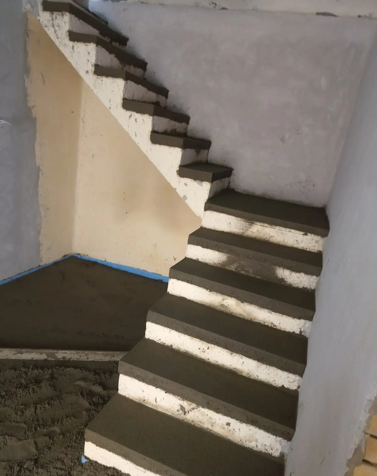 Detalj završene cementne košuljice uz zid