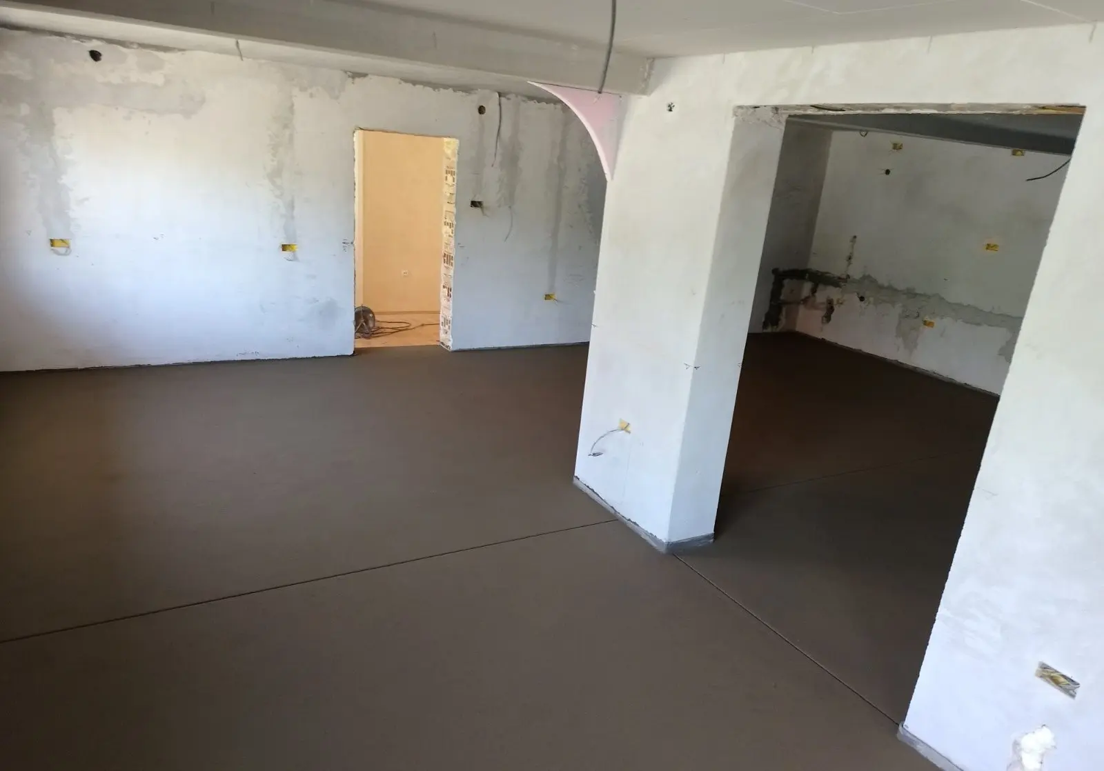 Široka površina izvedene cementne košuljice